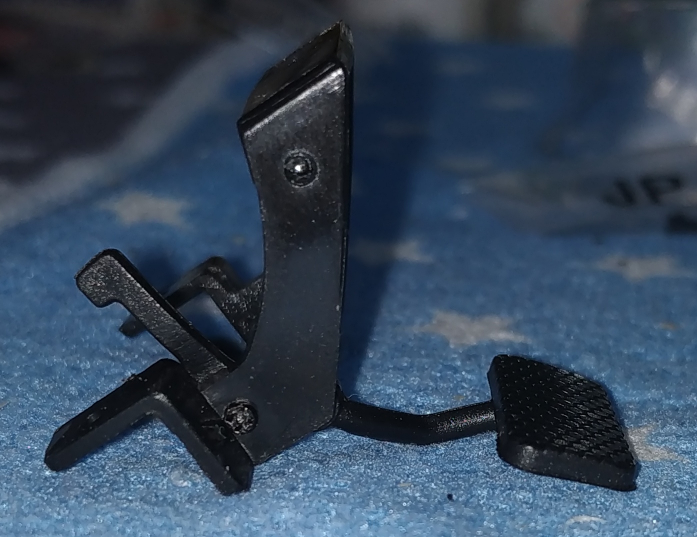 étapes 1 et 2, assemblage de la pédale de frein
