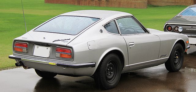 une Nissan Fairlady Z AT grise vue de 3/4 arrière droit