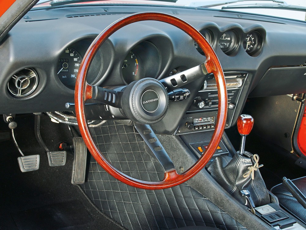 le tableau de bord avec le volant en bois