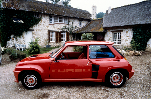 une Renault 5 Turbo (8220) 1980 rouge grenade vue de profil gauche