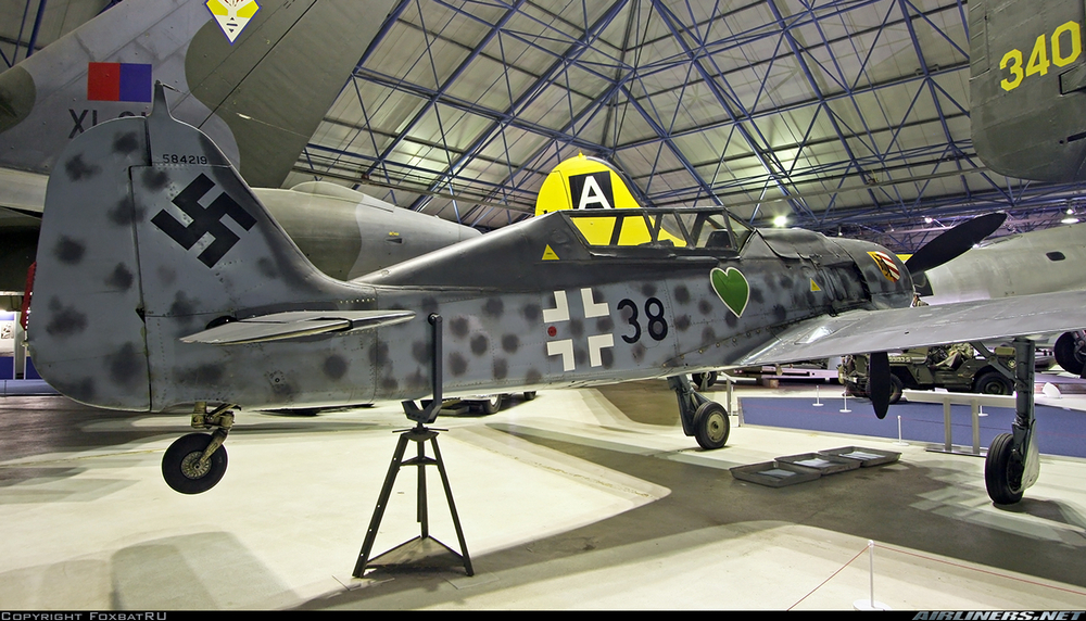 un Focke-Wulf Fw-190F-8/U1 vu de profil droit