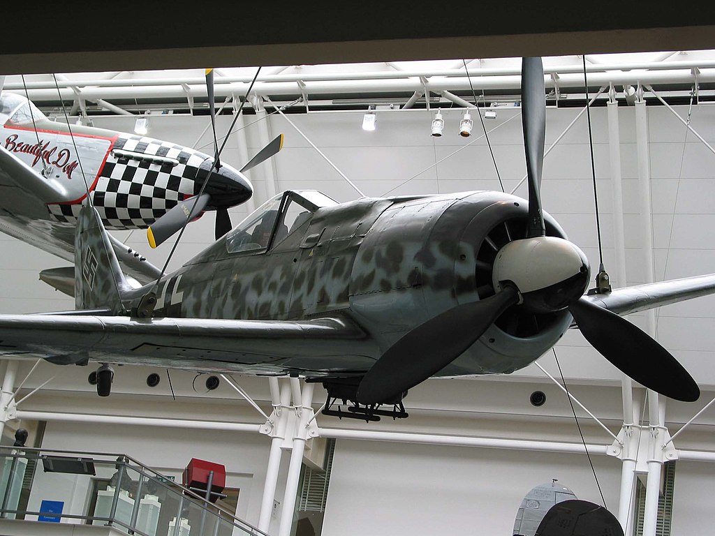 un Fw 190 A-8 (W-Nr:733682) à l'Imperial War Museum. Notez les ports d'armes carénés et le porte-bombes ETC-501 monté sur le ventre