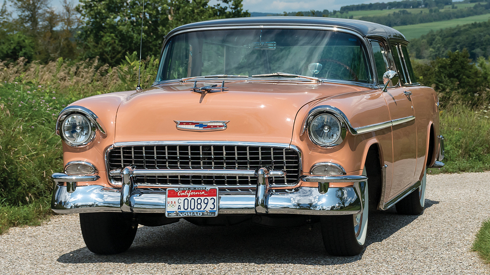 un Chevrolet Bel Air Nomad (2429-1064DF) 1955 marron clair, vu de face