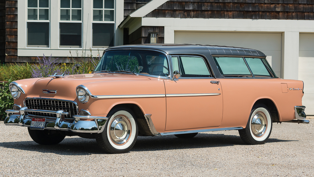 un Chevrolet Bel Air Nomad (2429-1064DF) 1955 marron clair, vu de 3/4 avant gauche