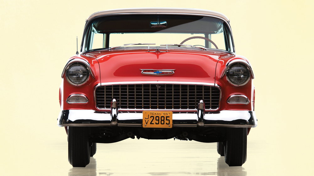 un Chevrolet Bel Air Nomad (2429-1064DF) 1955 rouge vu de face