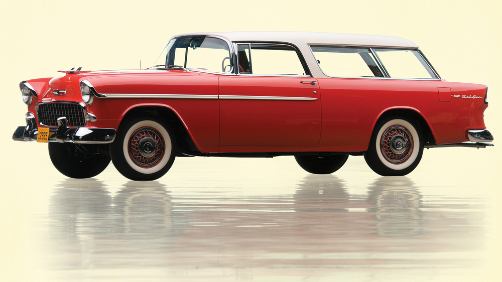 un Chevrolet Bel Air Nomad (2429-1064DF) 1955 rouge vu de 3/4 avant gauche