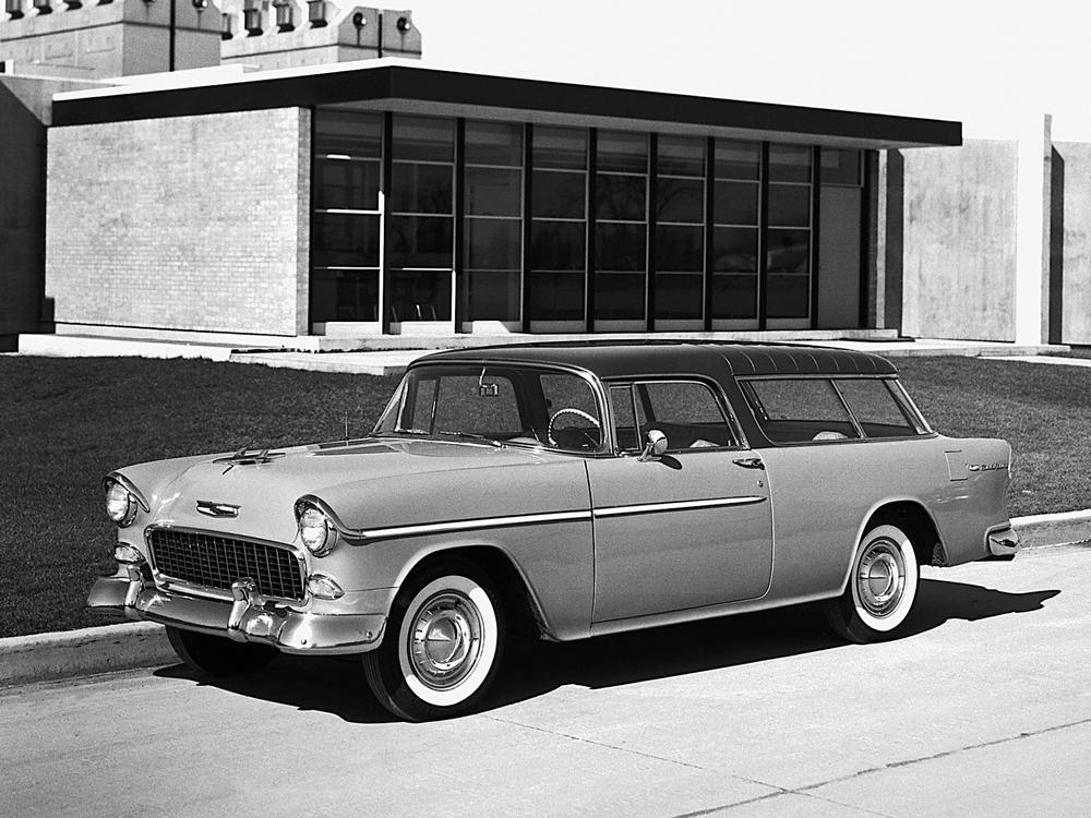 un Chevrolet Bel Air Nomad (2429-1064DF) 1955 (photo en noir-et-blanc) vu de 3/4 avant gauche