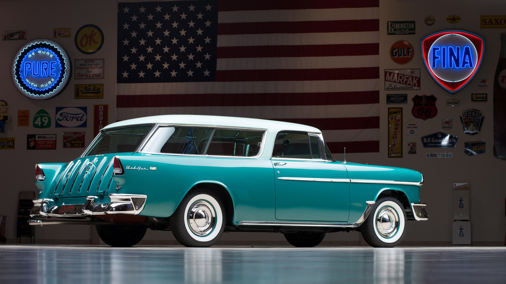 un Chevrolet Bel Air Nomad (2429-1064DF) 1955 bleu/vert vu de 3/4 arrière droit