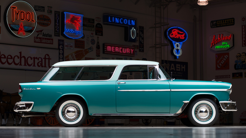 un Chevrolet Bel Air Nomad (2429-1064DF) 1955 bleu/vert vu de profil droit