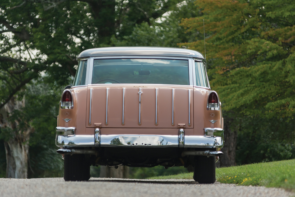 un Chevrolet Bel Air Nomad (2429-1064DF) 1955 marron clair toit noir vu de l'arrière