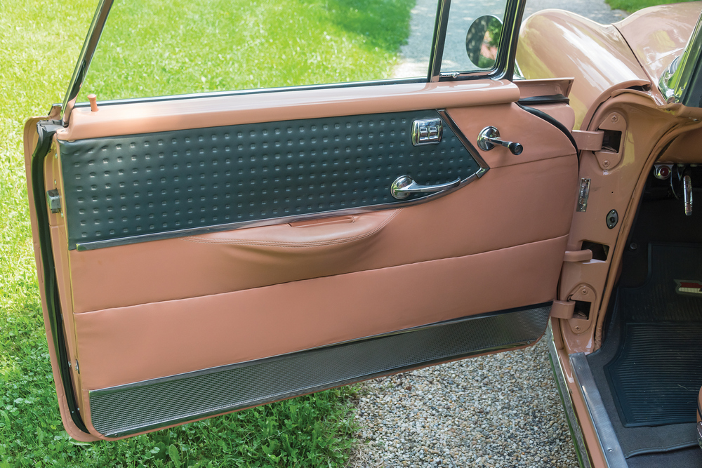 l'intérieur de la portière (habitacle marron clair et noir) d'un Chevrolet Bel Air Nomad (2429-1064DF) 1955