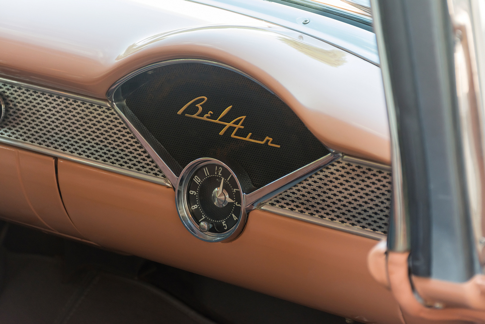 zoom sur l'emblème du modèle et l'horloge (habitacle marron clair et noir) d'un Chevrolet Bel Air Nomad (2429-1064DF) 1955