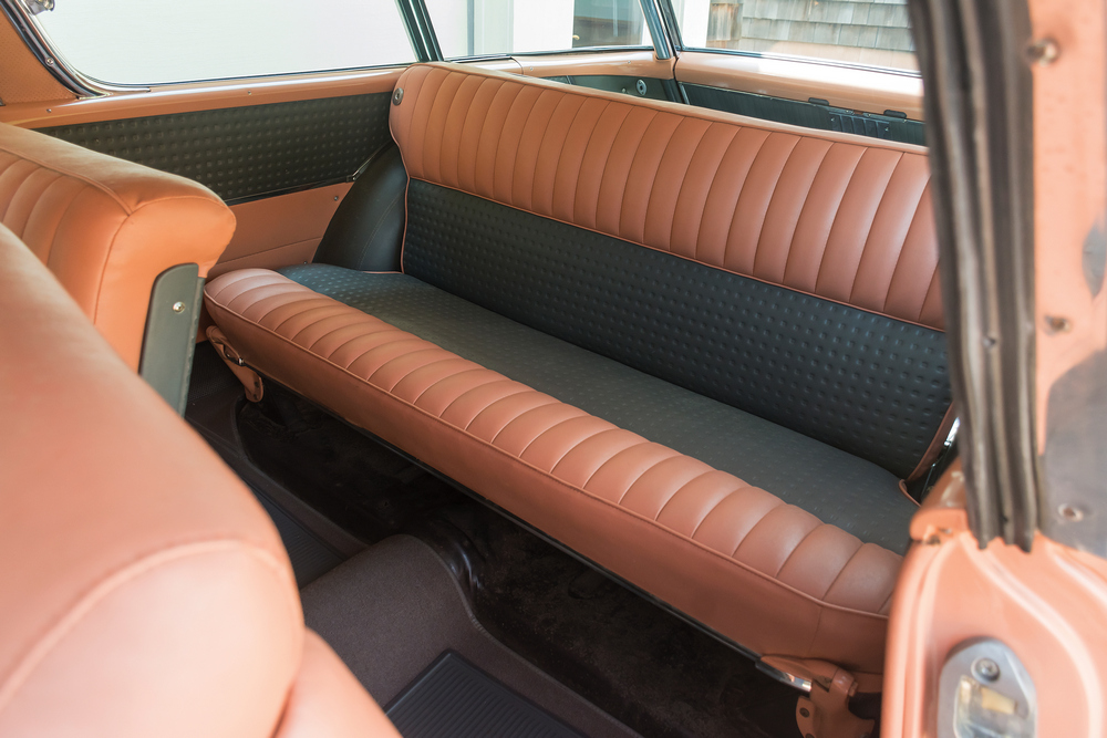 la banquette arrière (habitacle marron clair et noir) d'un Chevrolet Bel Air Nomad (2429-1064DF) 1955