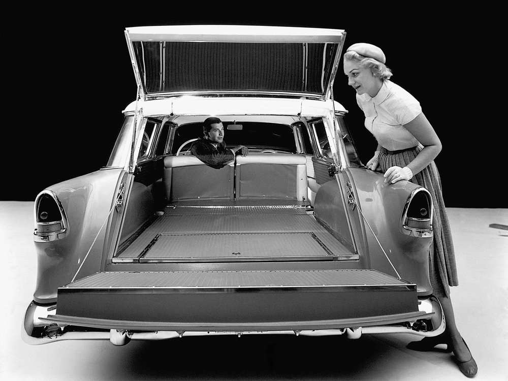 la malle ouverte, banquette arrière retirée, d'un Chevrolet Bel Air Nomad (2429-1064DF) 1955 (photo en noir-et-blanc)