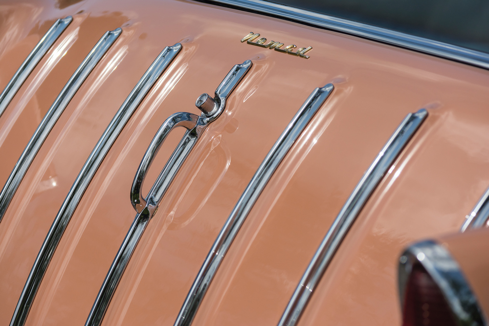 les barres chromées de la malle d'un Chevrolet Bel Air Nomad (2429-1064DF) 1955