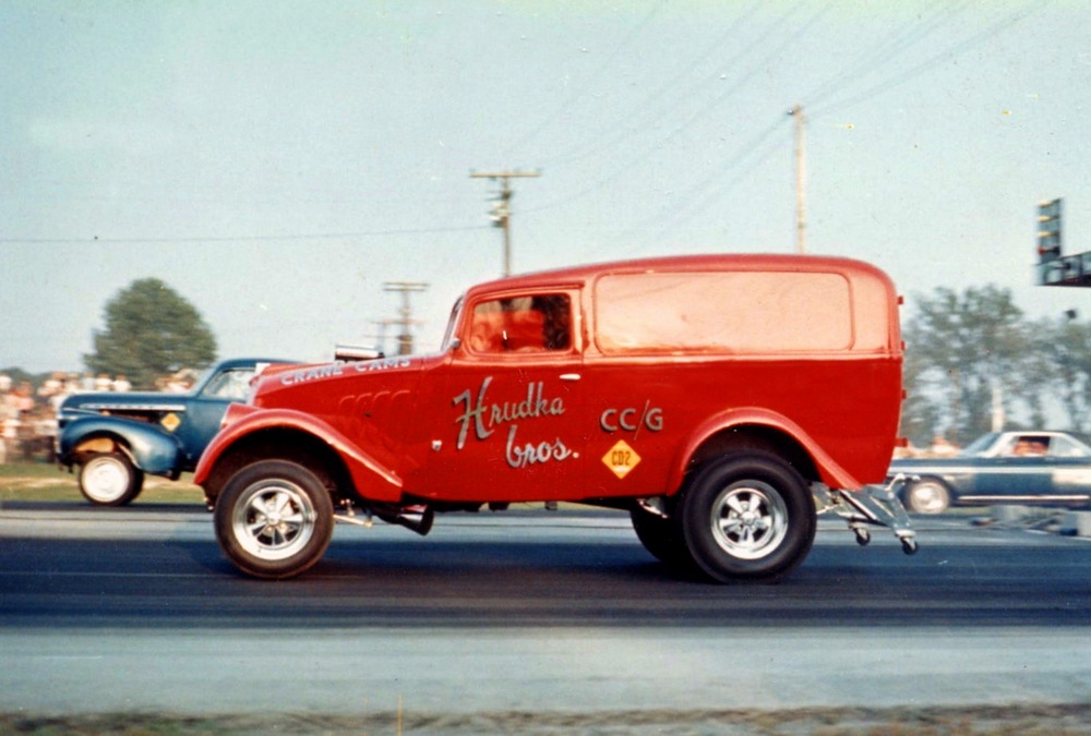 une Willys 77 gasser rouge