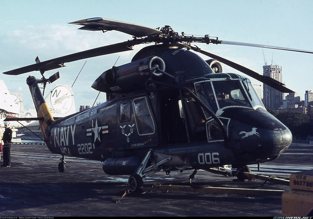 un UH-2C Seasprite vu de 3/4 avant au sol sur l'USS Coral Sea en 1970