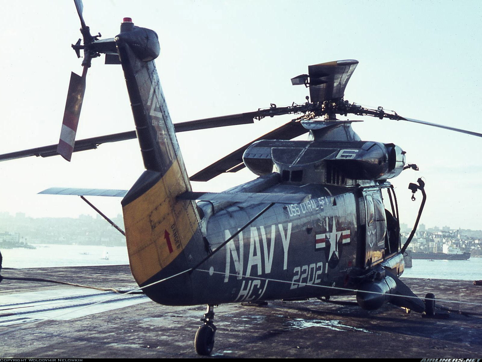 un Kaman UH-2C Seasprite vu de 3/4 arrière sur l'USS Coral Sea en 1970