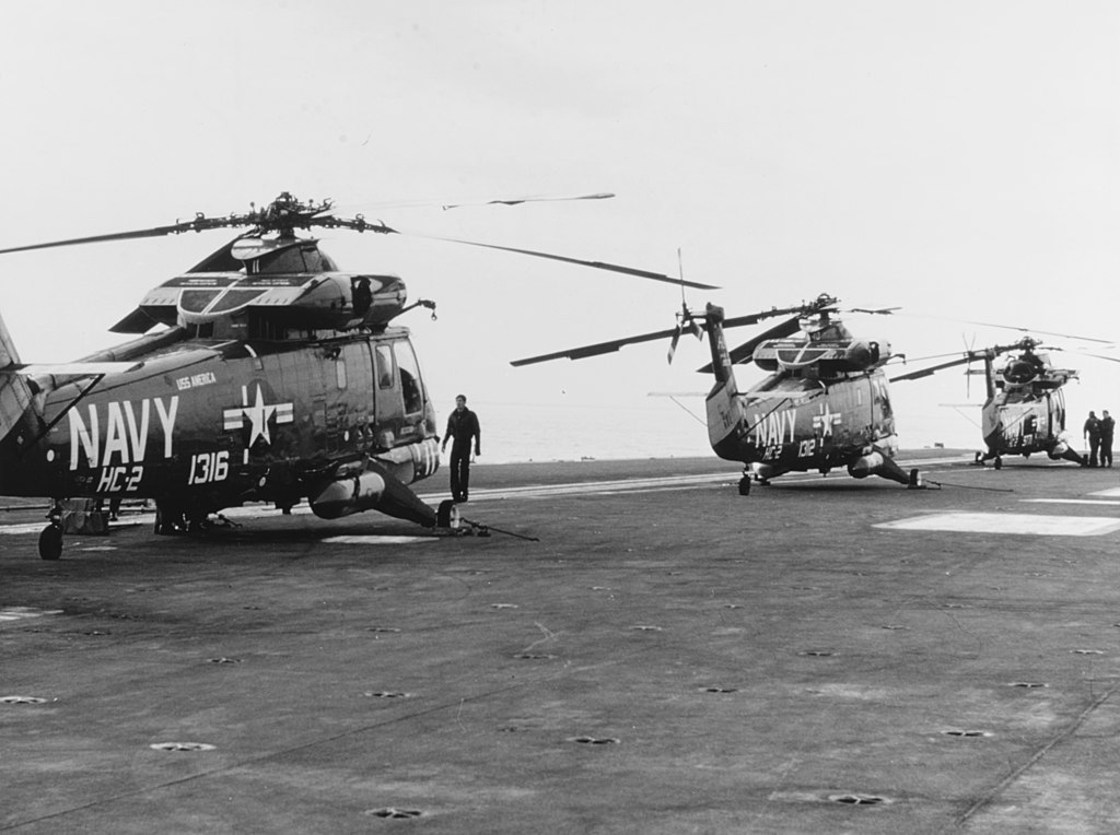 3 Kaman UH-2C Seasprite vu de 3/4 arrière sur l'USS America en 1969