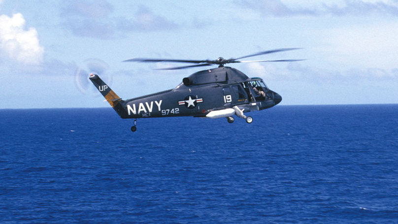 un Kaman UH-2A Seasprite en vol au-dessus de la mer