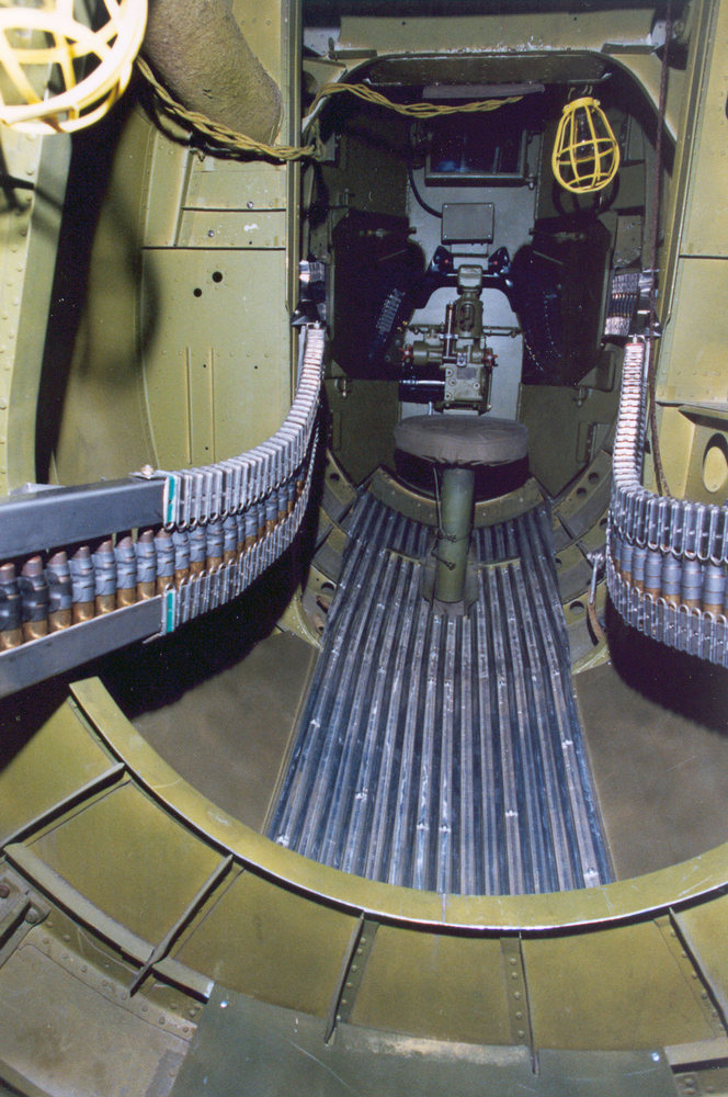 l'intérieur d'un Martin B-26G Marauder avec vue sur un des postes de mitrailleur