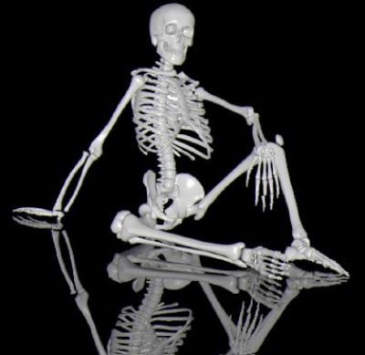 squelette humain assis par terre