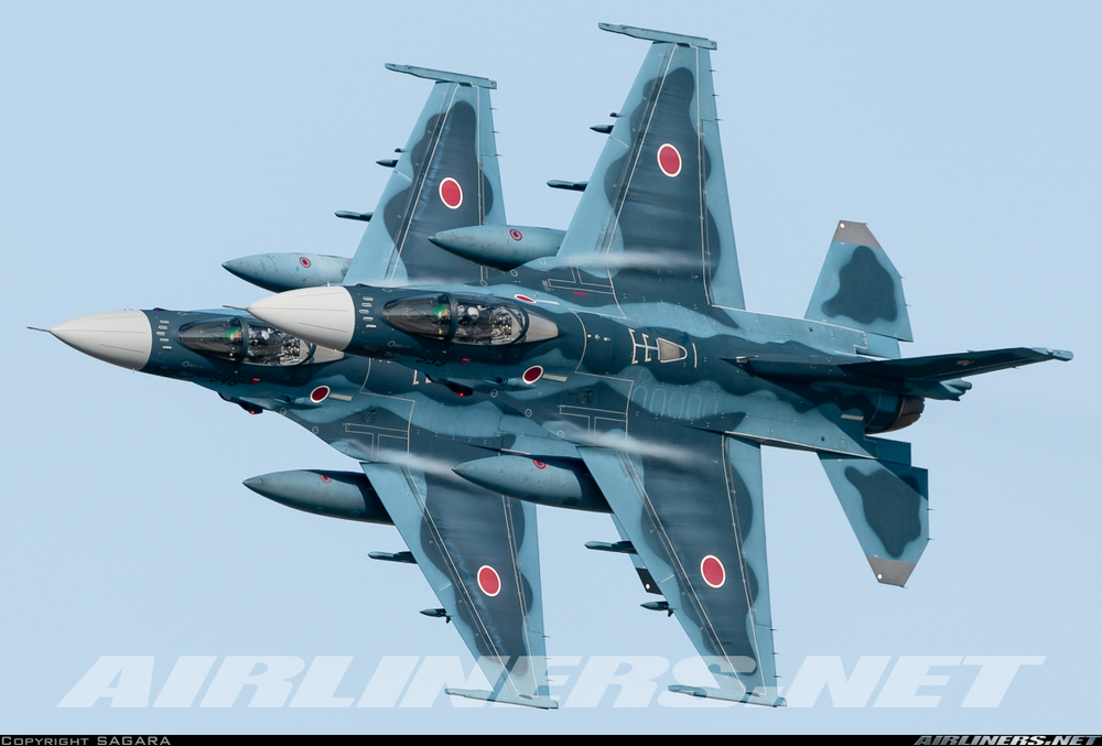 2 Mitsubishi F-2A de la Japan Air Self-Defense Force (JASDF) en vol vus du dessus