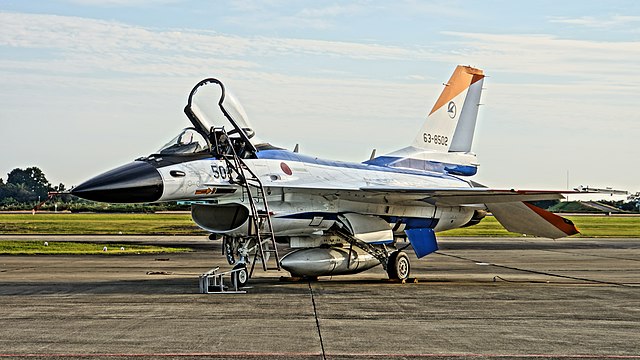 un Mitsubishi F-2A, au sol, vu de 3/4 avant gauche