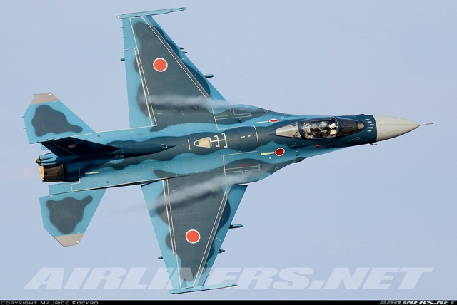 un Mitsubishi F-2A en vol vu du dessus