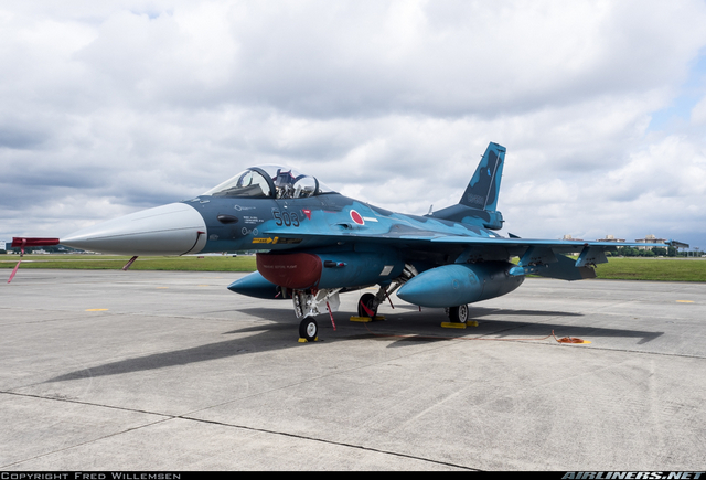 un Mitsubishi F-2A posé, vu de 3/4 avant gauche