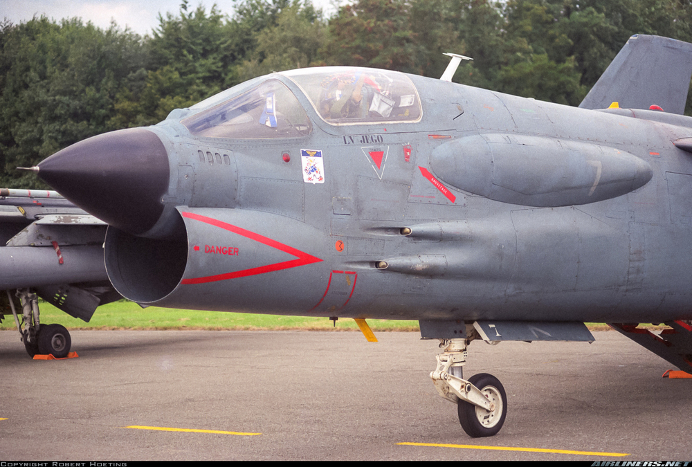 un Vought F-8E(FN) Crusader vu de profil gauche, zoom sur l'avant
