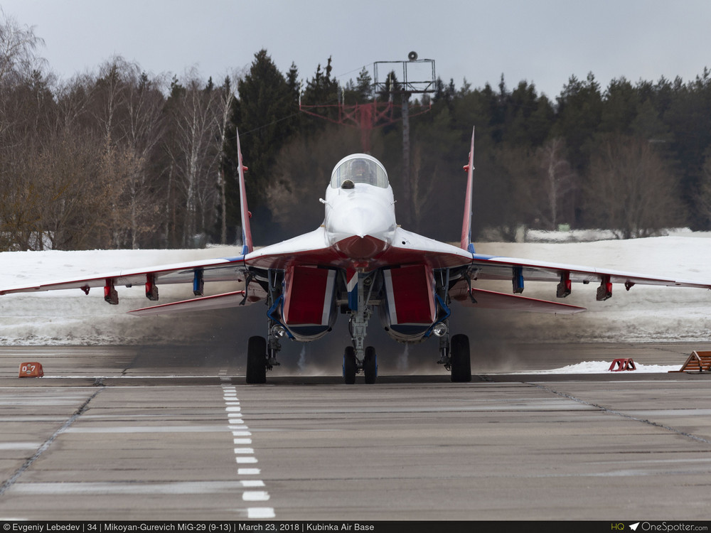 un MiG-29 9.13 vu de face