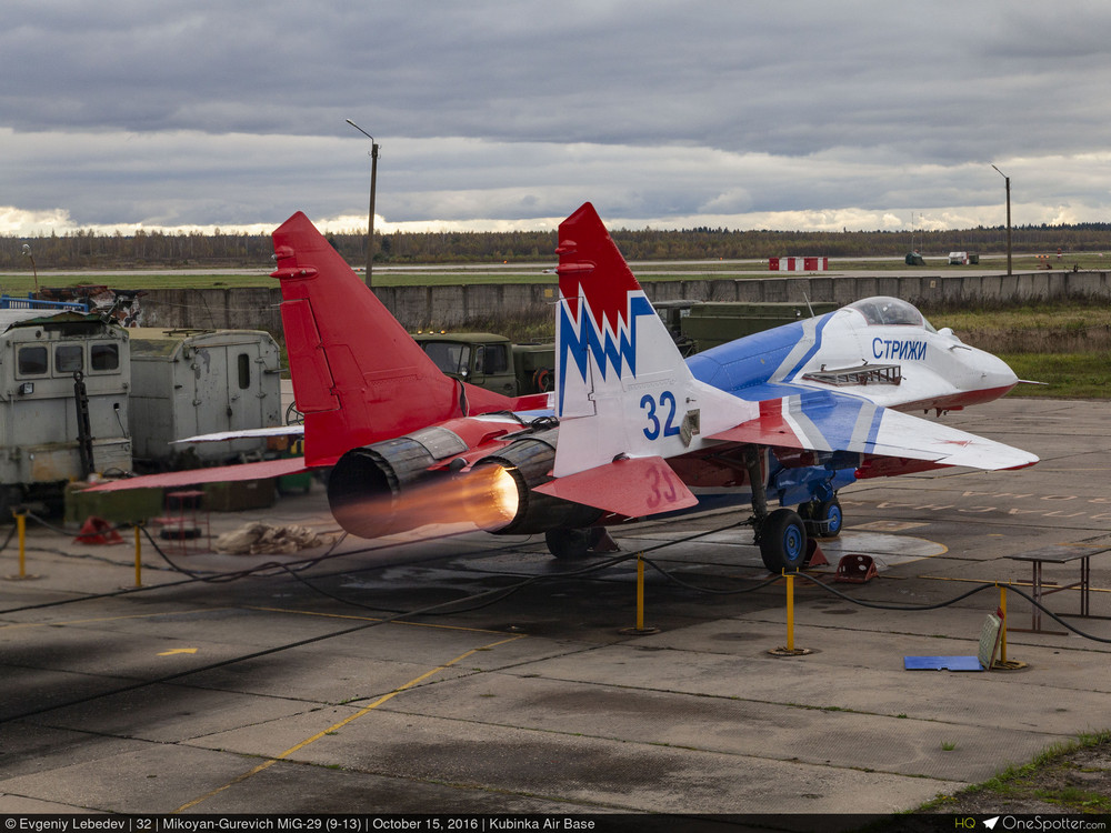 un MiG-29 9.13 vu de 3/4 arrière droit, réacteurs en fonctionnement