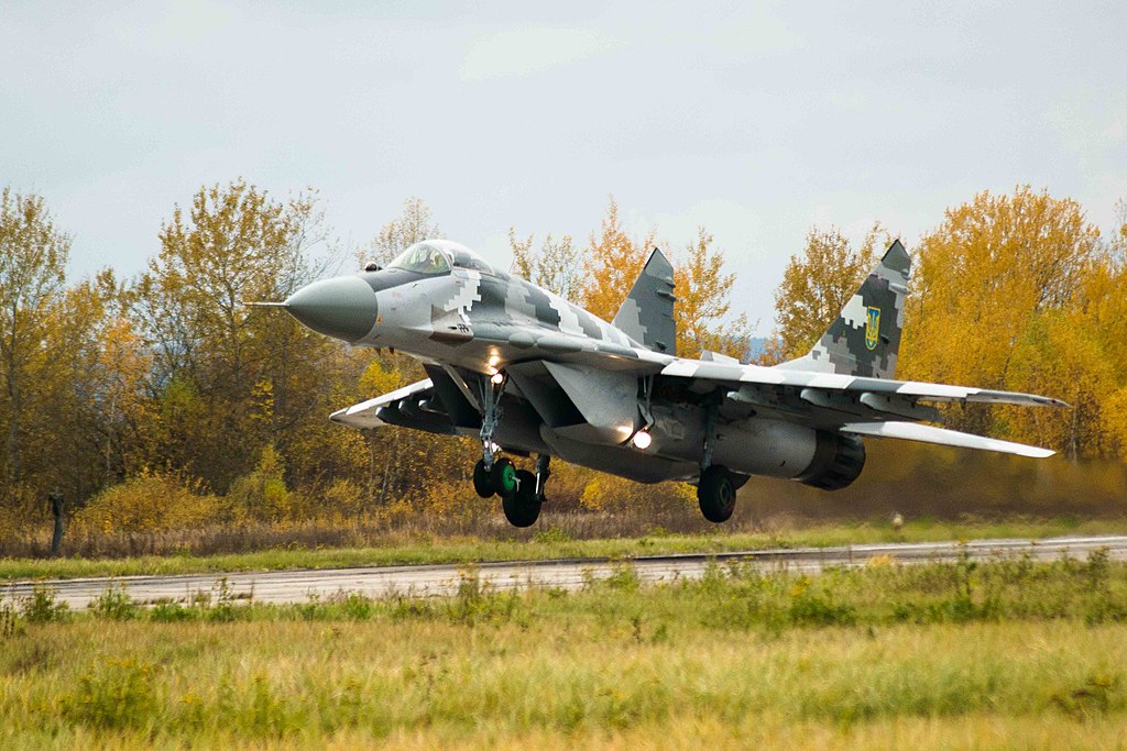 un MiG-29 ukrainien entrain de décoller vu de 3/4 avant gauche