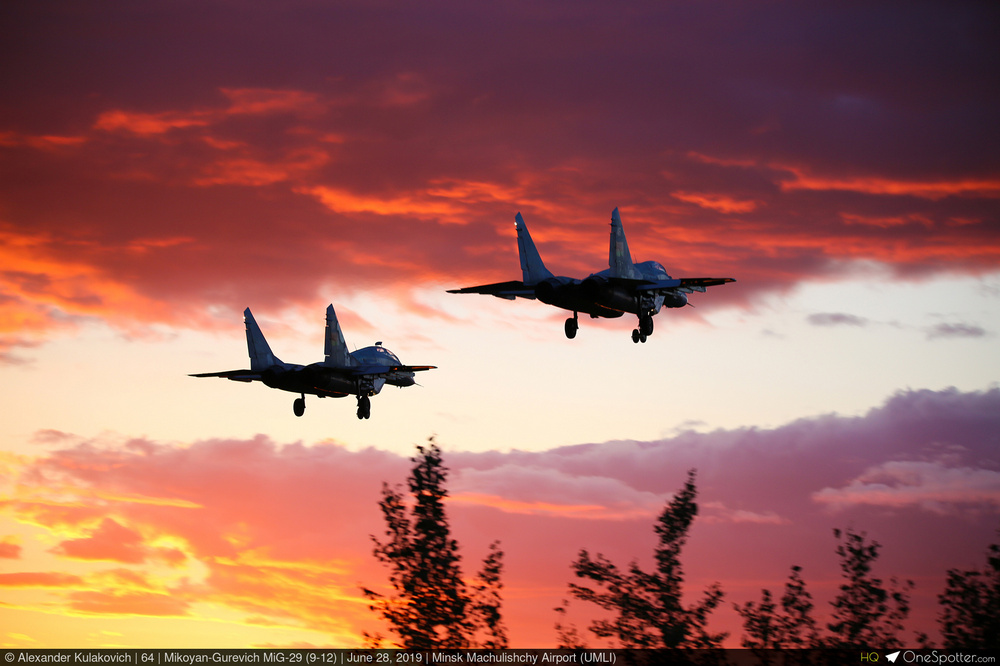 2 MiG-29 9.12 s'envole dans le soleil couchant