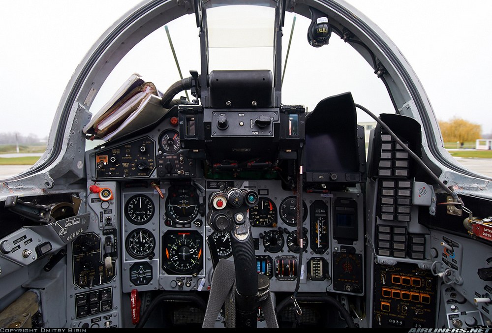 le cockpit d'un MiG-29 9.13