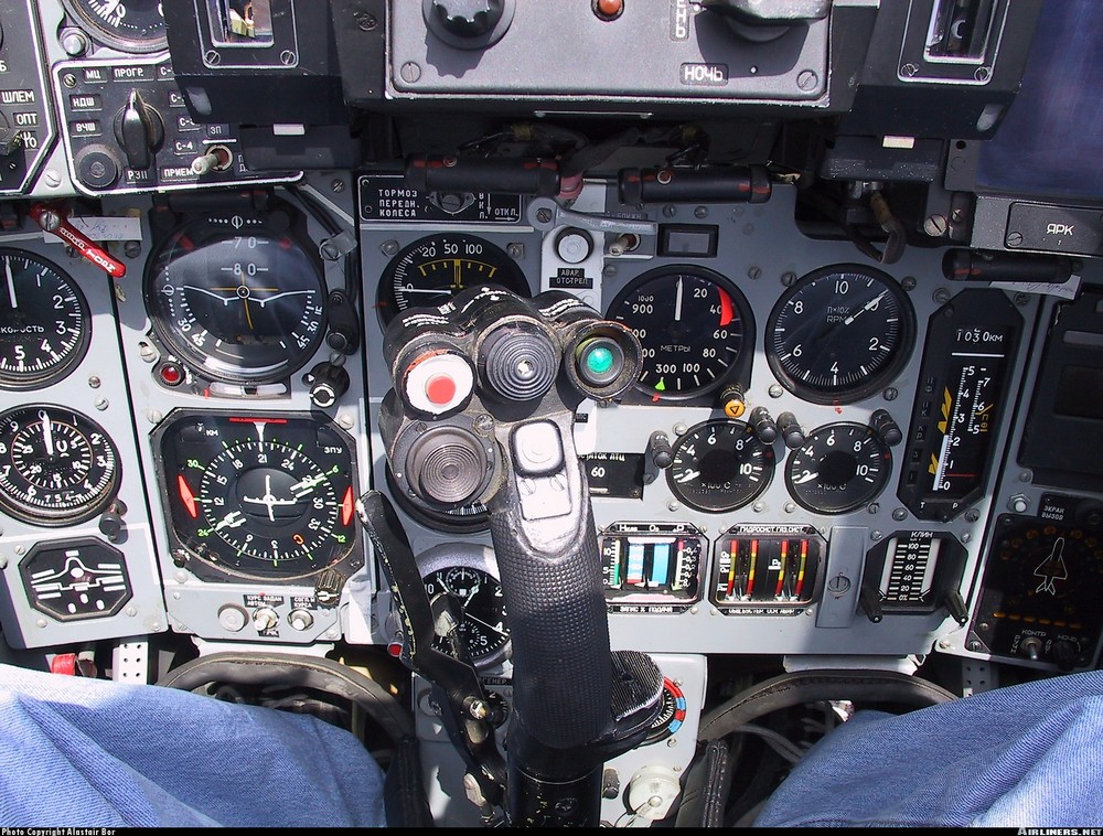 le cockpit d'un MiG-29 9.13