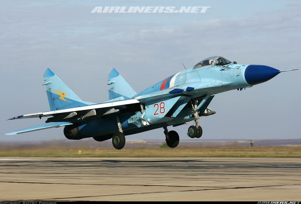 un MiG-29 9.13 camouflage bleu décolle 