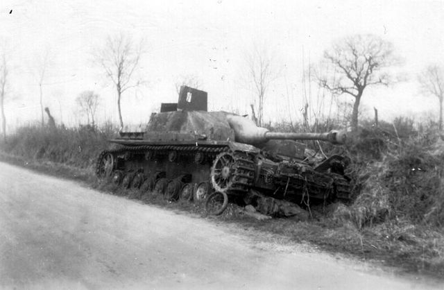 un StuG IV détruit et abandonné en Normandie, 1944