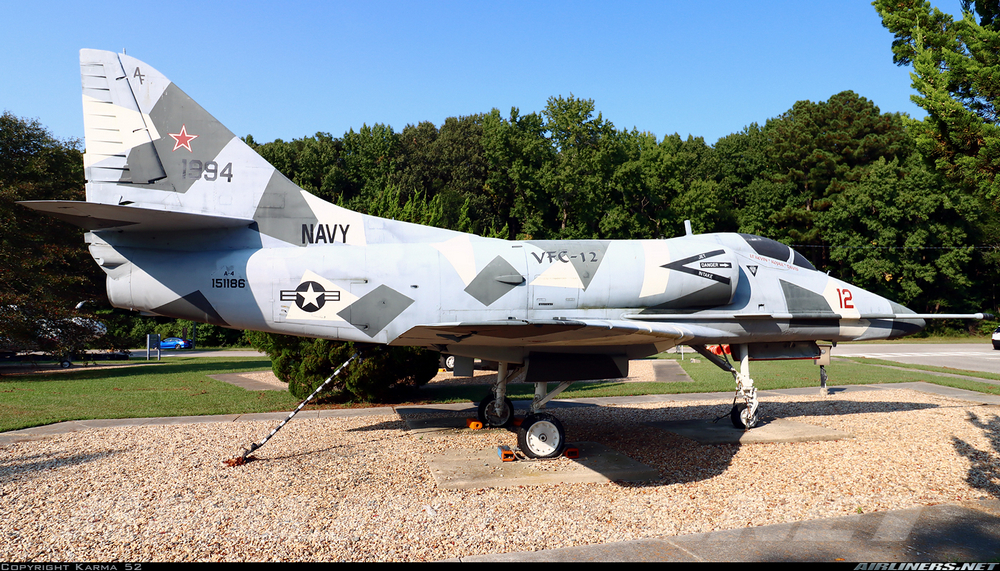 un Douglas A-4E Skyhawk (A4D-5) vu de profil droit