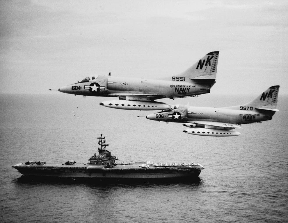 2 A-4C du VA-146 Blue Diamonds embarqués sur le USS Constellation (CVA-64) au-dessus du golfe du Tonkin en aout 1964 ; l'USS Kearsarge (CV-33) est visible en arrière-plan