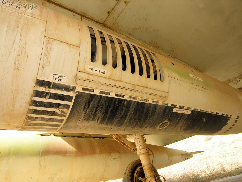 zoom sur le fuselage arrière, sous les ailes