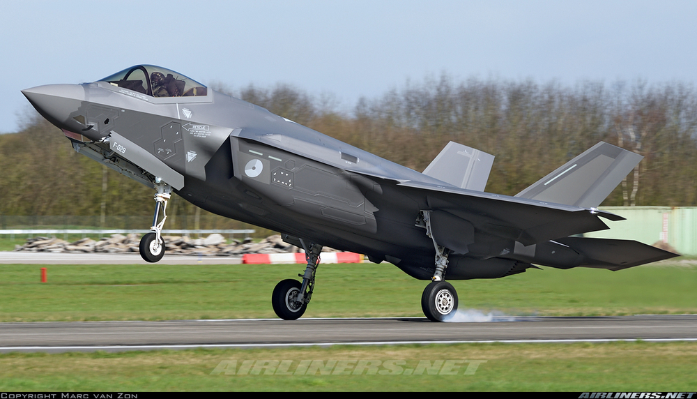 un Lockheed Martin F-35A Lightning II de l'Air Force des Pays-Bas entrain de décoller vu de profil gauche