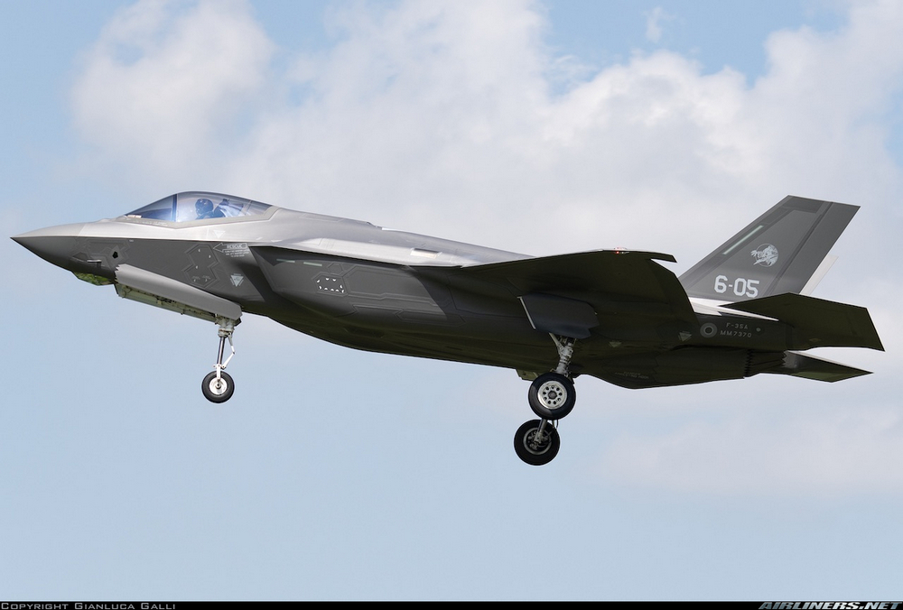 un Lockheed Martin F-35A Lightning II de l'armée de l'air italienne, en vol, train d'atterrissage sorti, vu de profil gauche