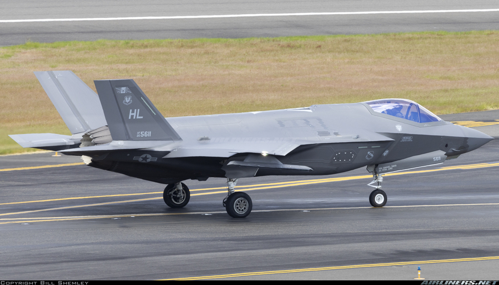 un Lockheed Martin F-35A Lightning II de l'US Air Force sur la piste à l'arrêt, vu de profil droit