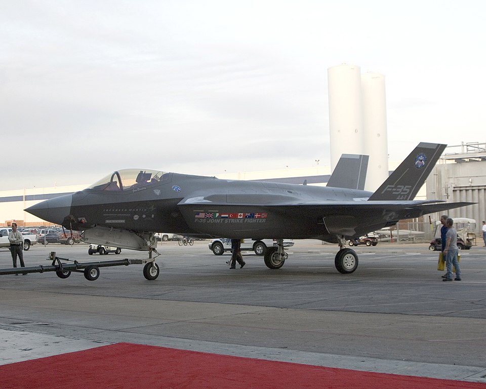 le premier prototype de F-35A, AA-1, est remorqué lors de sa cérémonie d’inauguration le 7 juillet 2006