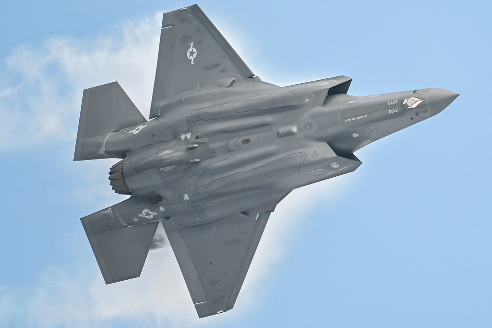 un F-35A Lightning II en vol, vu du dessous