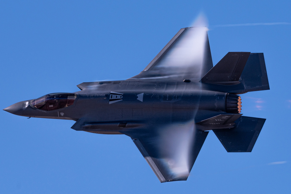 un F-35A Lightning II en vol, vu du dessus