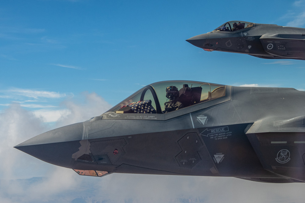 zoom sur le cockpit des F-35A Lightning II de l’U.S. Air Force et de la Royal Australian Air Force volent en formation