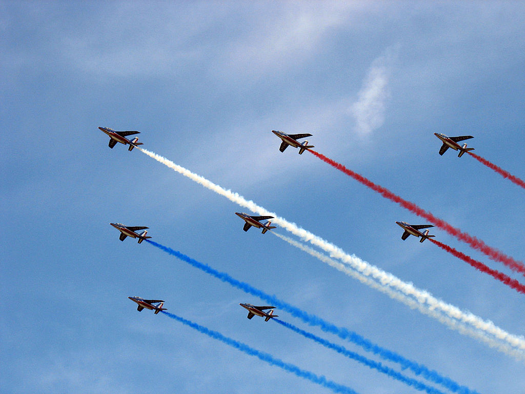 La patrouille de France en formation « diamant » avant les tonneaux simultanés